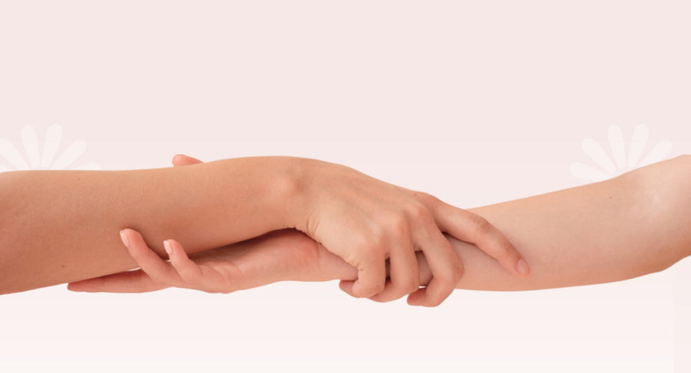 To hænder, der holder om hinanden, et symbol på partnerskab