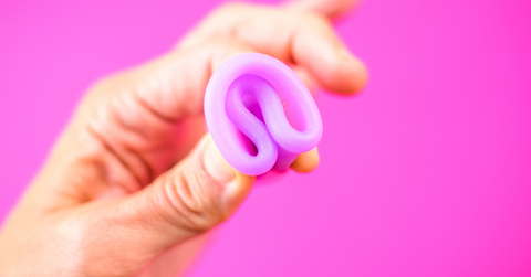 Placering af menstruationskop ved en tilbagelænet livmoder