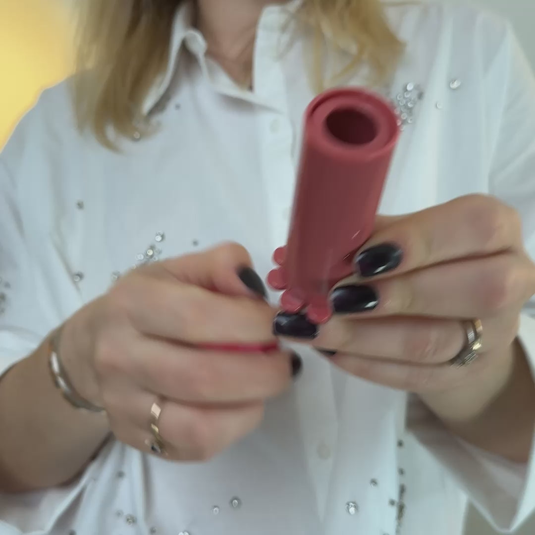 Indlæs video: demonstrations video af universal applikater til menstruationsprodukter