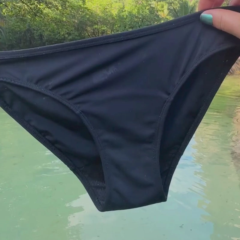 Femi.Eko® Maja – badetøj til menstruation, i flot rød farve med solbeskyttelse