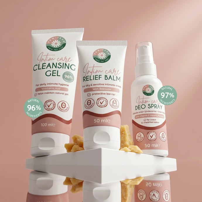 FemiEkos serie til intimpleje: intimgel, deo spray og intimbalsam på lyserød baggrund.