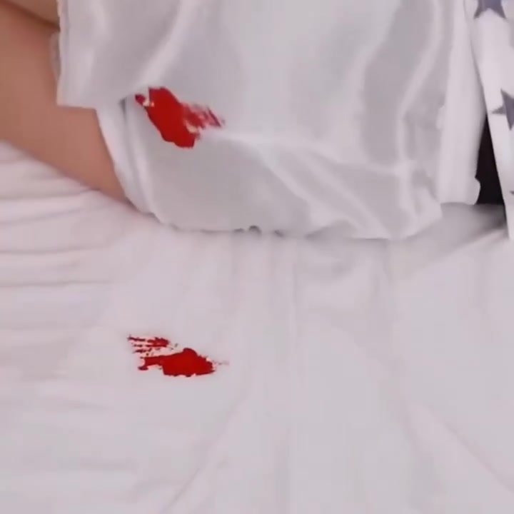 Menstruationsplet på et hvidt lagen