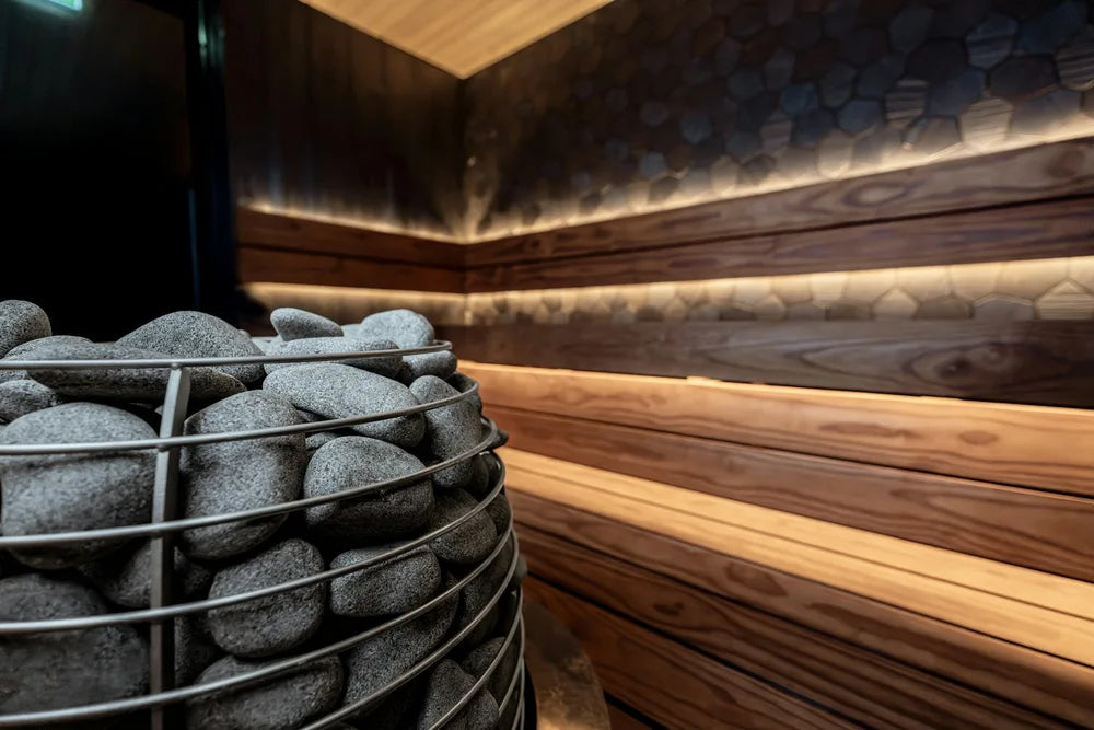 Sauna med træ og varme sten